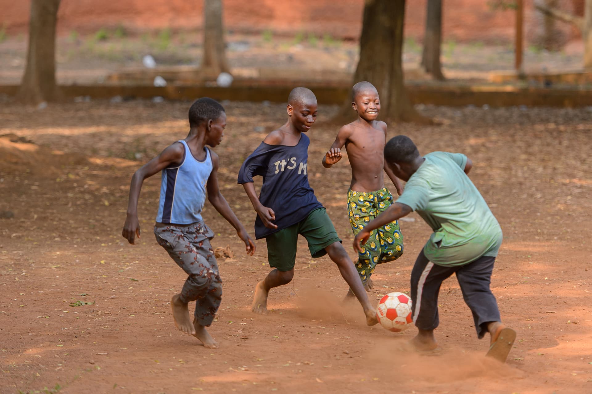 Jongeren voetballen in Soweto