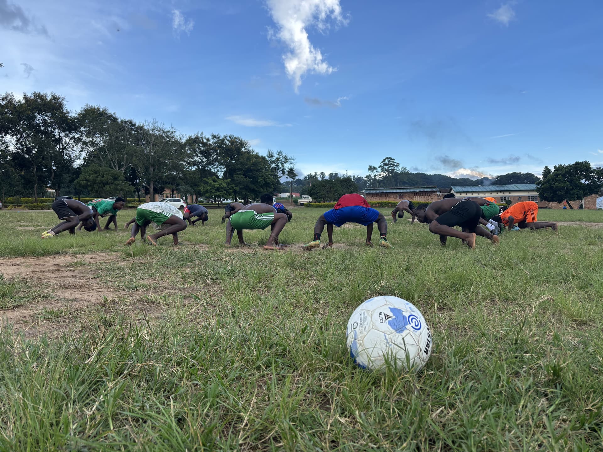 Panorama: het voetbalveld en de community in Soweto