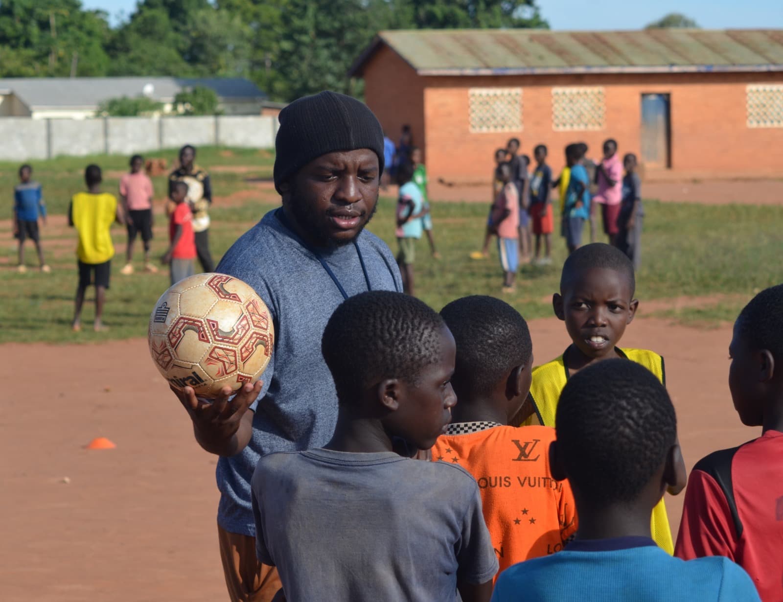 Coaches trainen jongeren op het veld