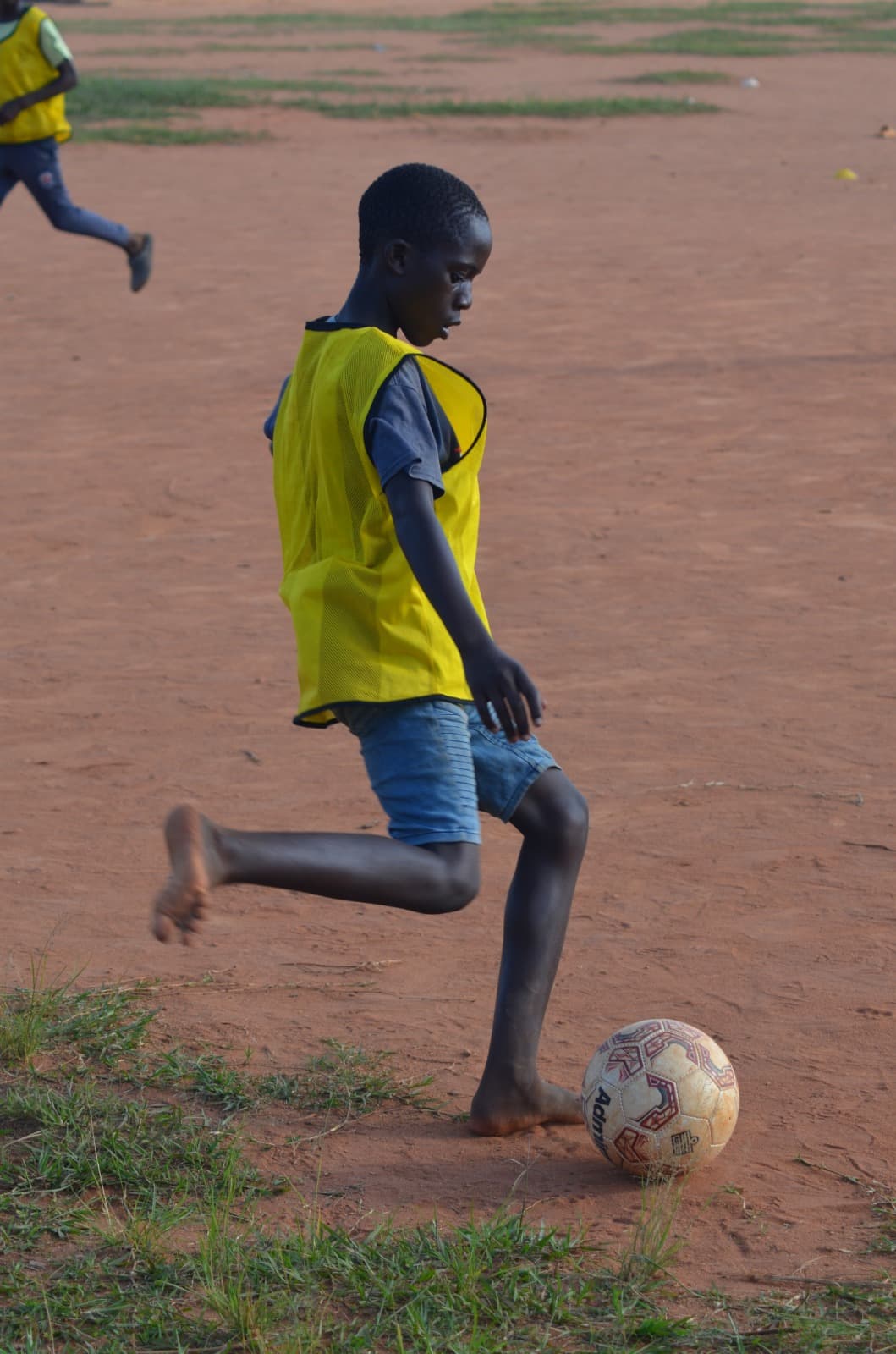 Jongeren voetballen in Soweto