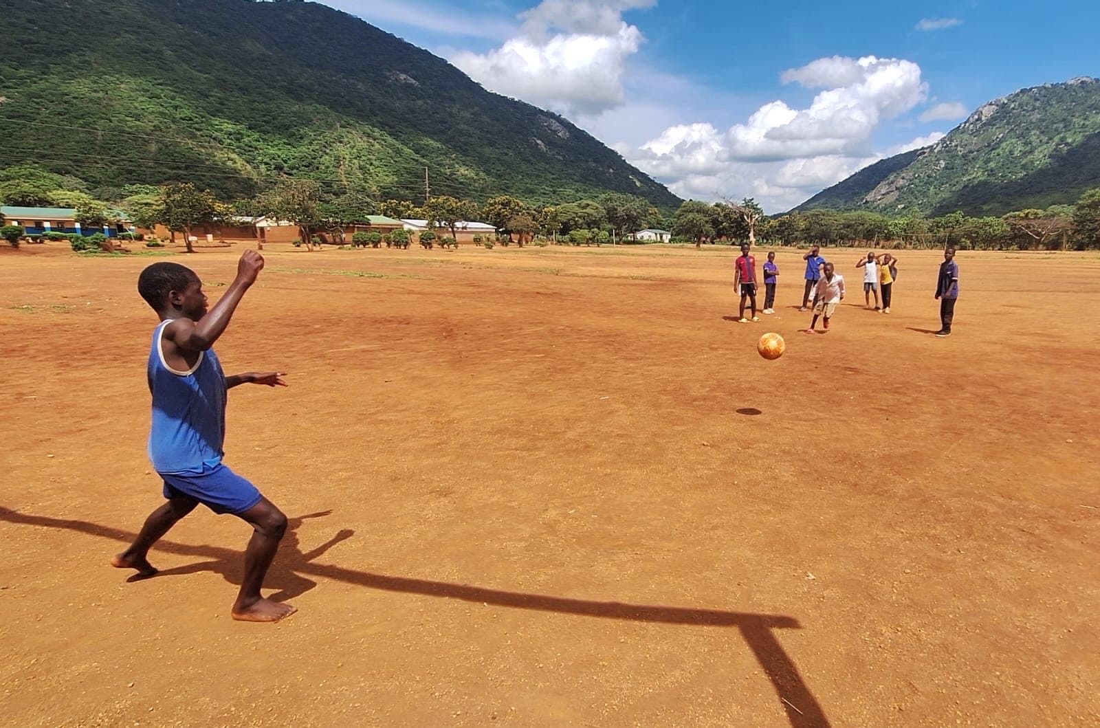 Jongeren vieren een doelpunt