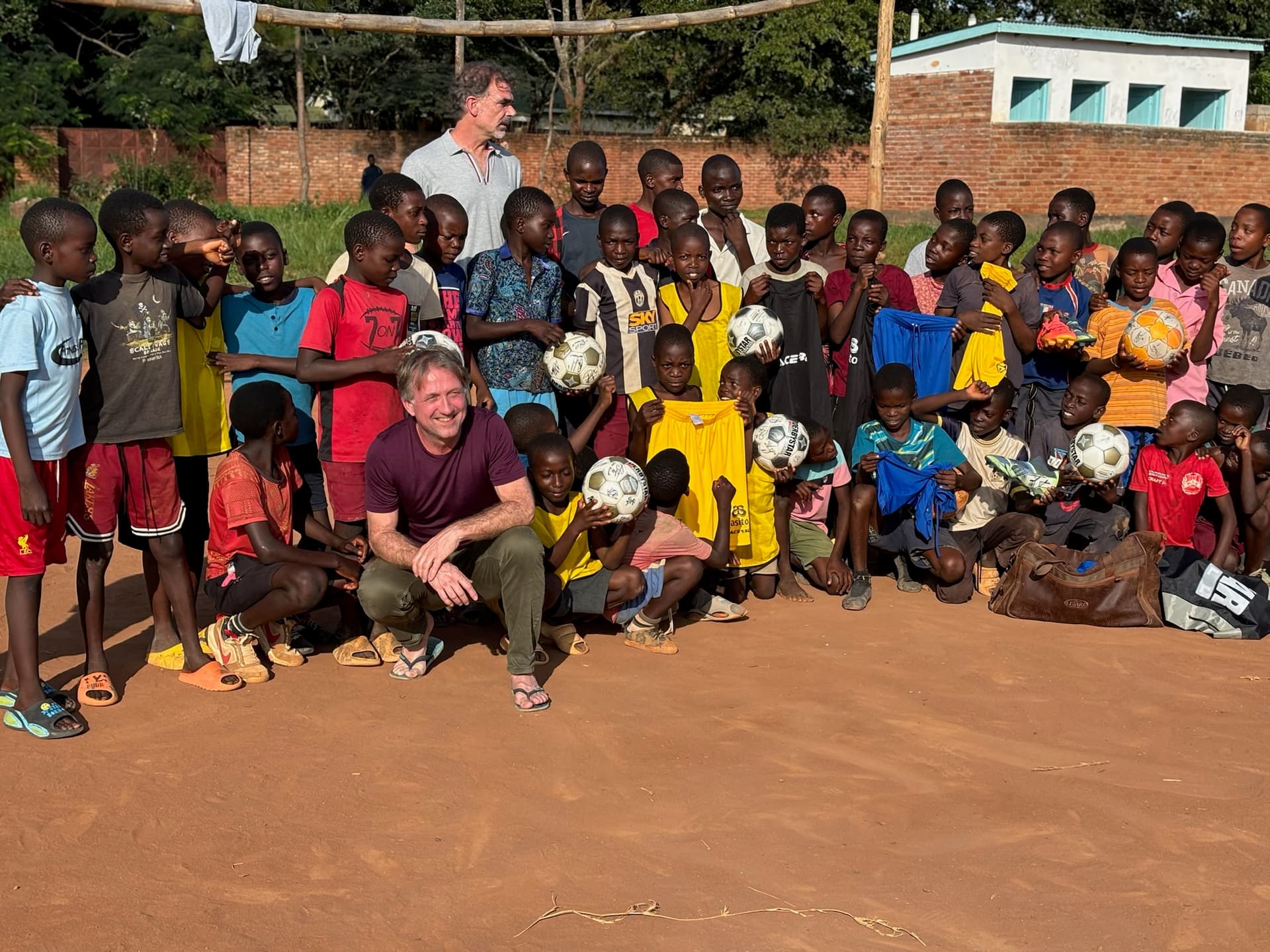 Voetbal verbindt: jongeren en coaches samen