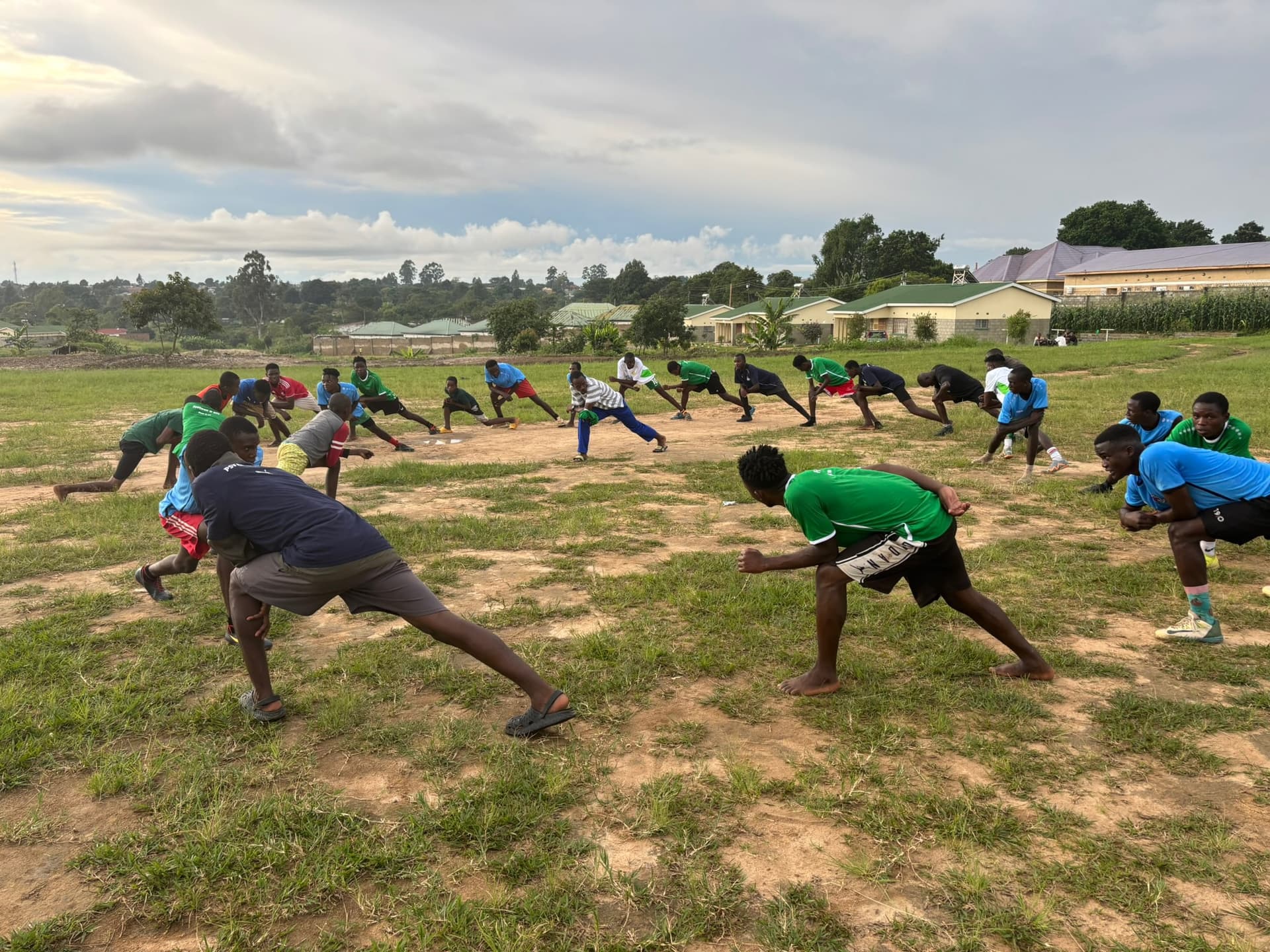 Lokale coaches oefenen op het veld in Mzuzu