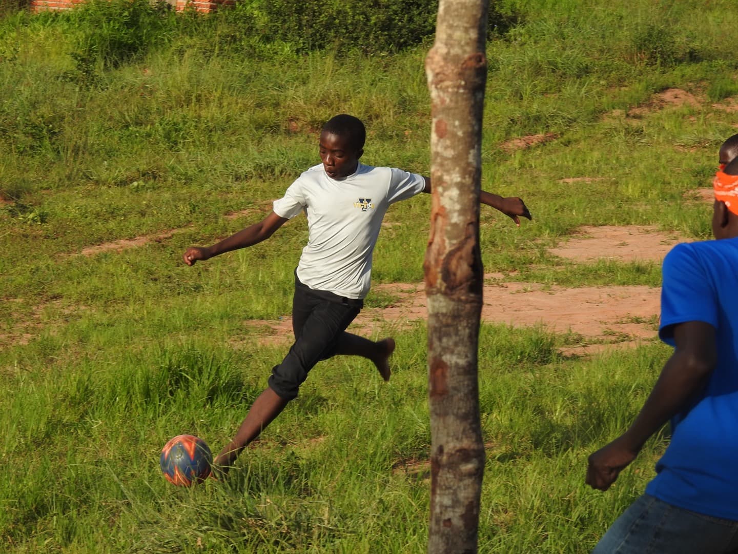 Jongeren spelen voetbal in Mzuzu, Malawi