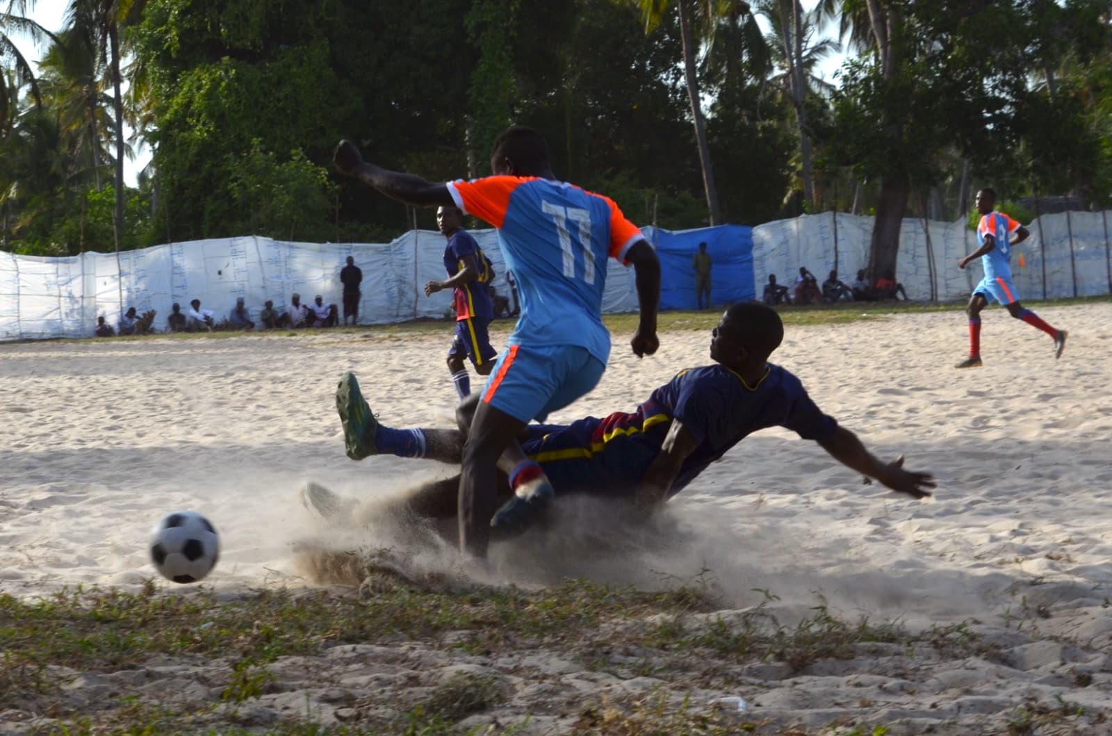 Trainingsmoment met lokale coaches en jongeren